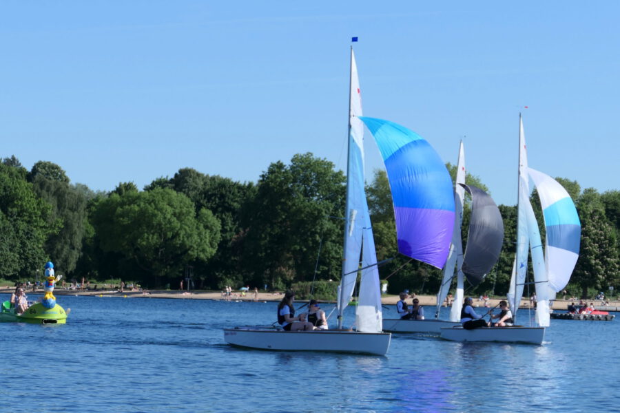 Kopf an Kopf bei der Regatta auf dem Unterbacher See